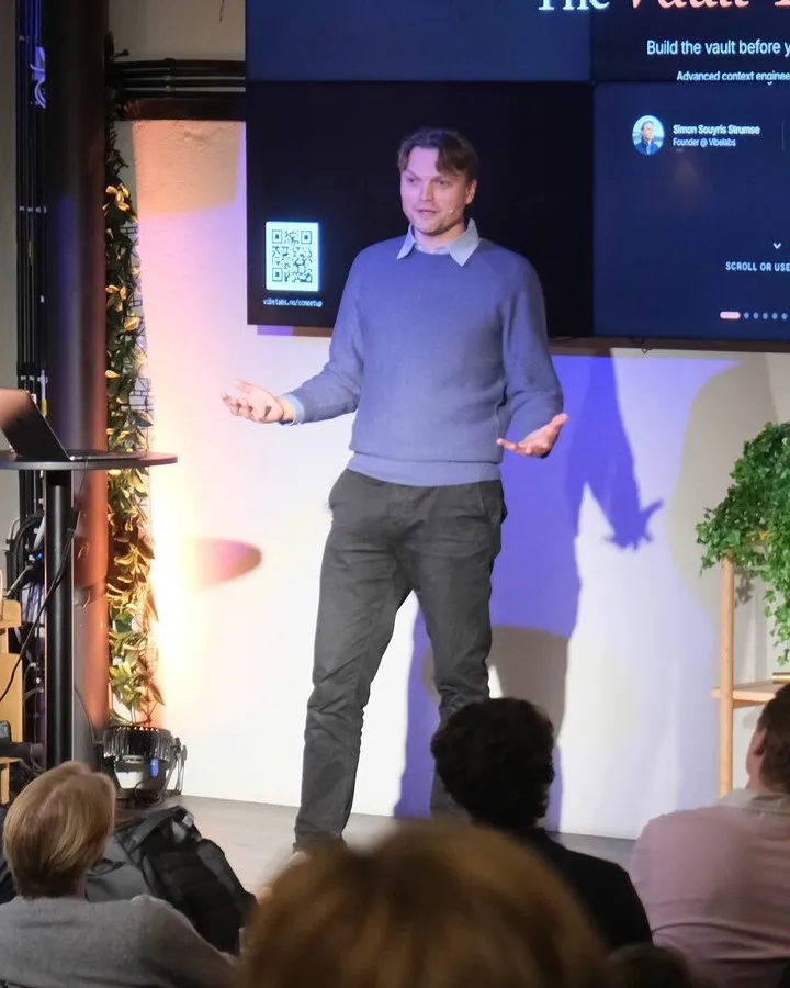 Simon Souyris Strumse holder foredrag på scenen